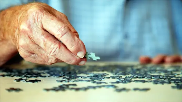 Najčešći simptomi sa kojima se povezuje demencija su gubitak pamćenja koji se pojavljuje kada moždane ćelije prestanu da funkcionišu, kao i normalna komunikacija