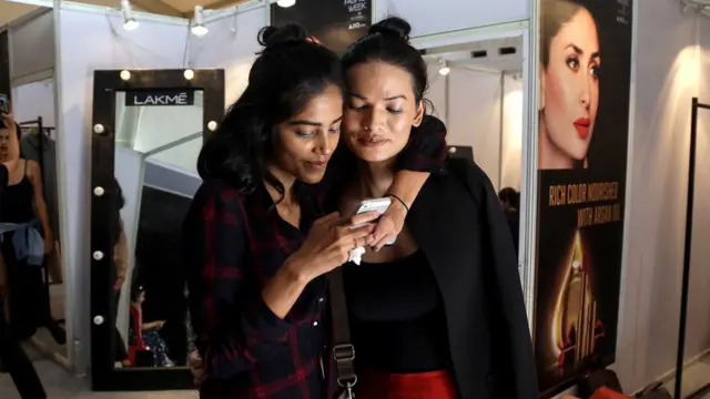 La modelo transgénero Anjali Lama (derecha) junto a una amiga durante la semana de la moda de Lakma, en India.