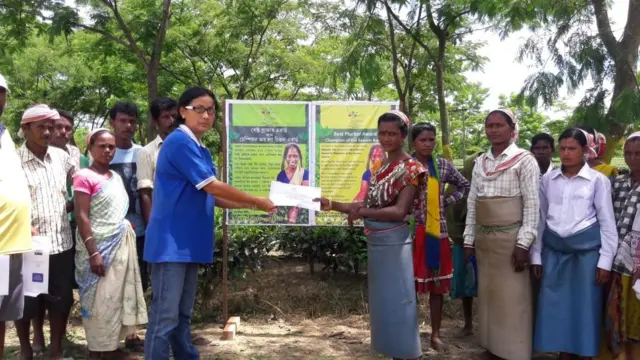 হিলিকা চা বাগানের শ্রমিকদের সঙ্গে একটি অনুষ্ঠানে মঞ্জু বড়ুয়া