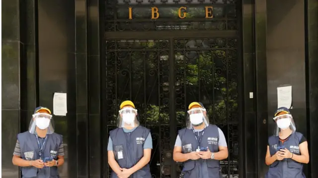 Quatro agentes do IBGE usando máscaras e face shields contra o coronavírus