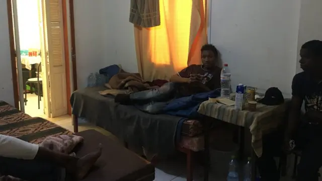 يستضيف مركز الإيواء أعداداً من المهاجرين تفوق طاقته الاستيعابية