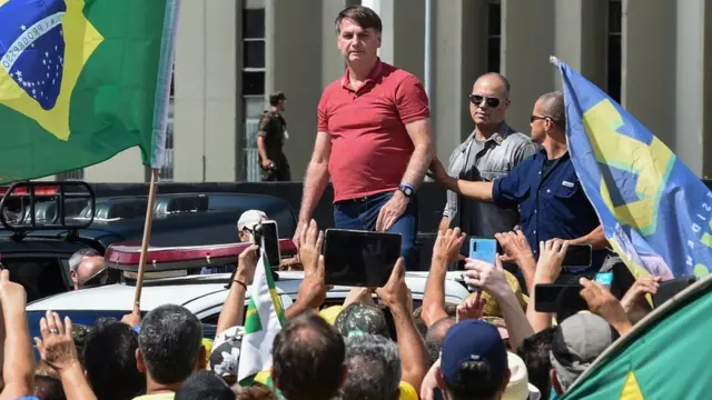 O presidente Jair Bolsonaro se prepara para falar depoispixbet vasco valoresse juntar a seus apoiadores que participavampixbet vasco valoresuma carreatapixbet vasco valoresprotesto contra medidaspixbet vasco valoresquarentena e distanciamento social para combater o novo surtopixbet vasco valorescoronavíruspixbet vasco valoresBrasíliapixbet vasco valores19pixbet vasco valoresabrilpixbet vasco valores2020. (Foto EVARISTO SA / AFP)