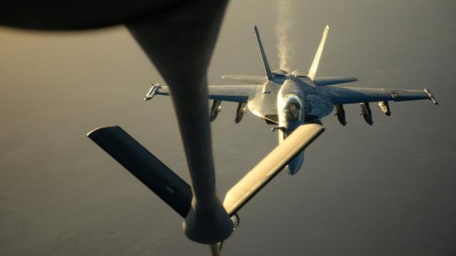 самолет F-18E на дозаправке в воздухе после операции в Сирии