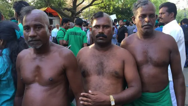 பாதி தலைமயிரை மளித்து, அரை நிர்வாண போராட்டம்