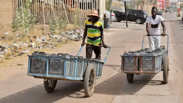 Wadannan masu sana'ar sayar da ruwan baron suna tallan ruwan da tsakar rana