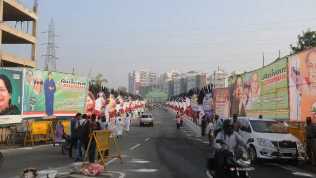 சாலைகள் முழுவதும் போக்குவரத்துக்கு இடையூறாக வைக்கப்பட்டிருந்த பதாகைகள்