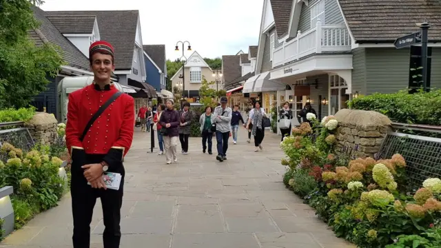 เจ้าหน้าที่บิสเตอร์ วิลเลจ