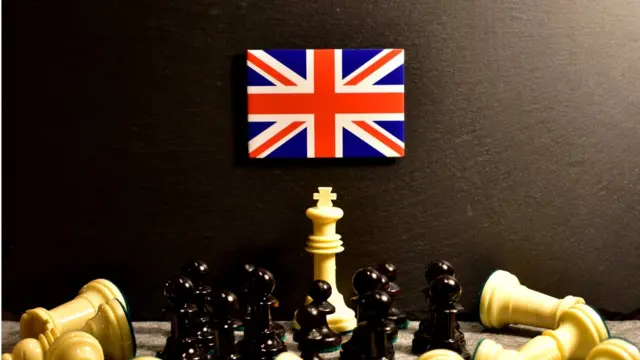 Шахматный король в окружении пешек