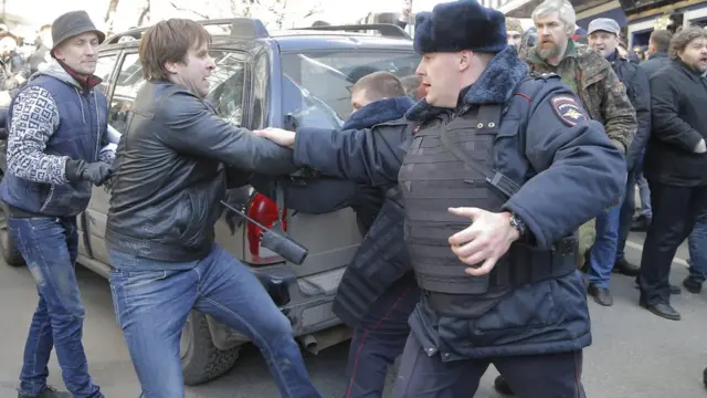 Полиция задерживает людей в Москве.