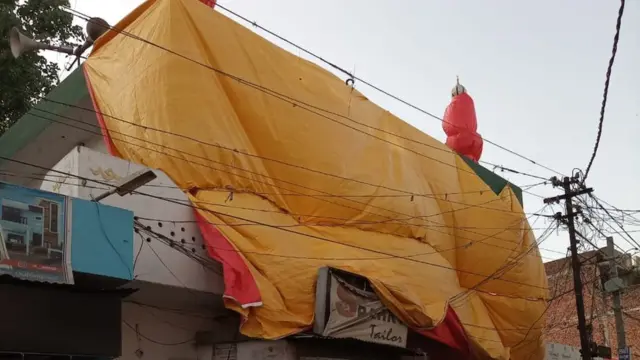 शाहजहांपुर में ढंकी हुई मस्जिद