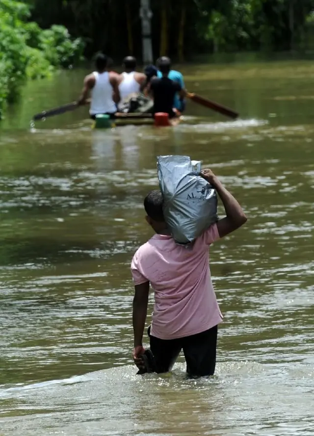 மழையுடன் கூடிய கால நிலை நீடிக்குமானால் கம்பகா தவிர்ந்த ஏனைய மாவட்டங்களிலுள்ள சில பிரதேசங்களில் நிலச்சரிவு அபாயம் இருப்பதாக தேசிய கட்டிட ஆய்வு மையம் அறிவித்துள்ளது.