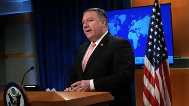 Майк Помпео за подіумом
