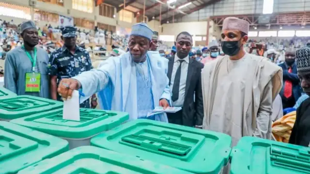 Ganduje na kaɗa ƙuri'a a zaben a Sani Abacha Stadium