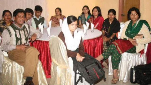 খুলনার এক শ্রোতা সম্মেলনে বিভিন্ন রেডিও ক্লাব সদস্যদের সাথে মুকুল সরদার (সর্ব বাঁয়ে)