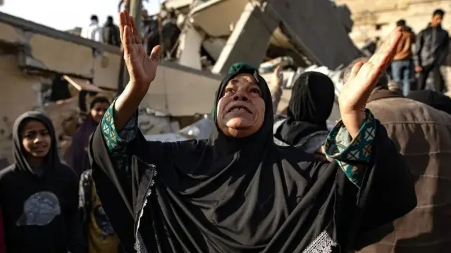 Осмонга қараб ёлвораётган ғазолик кекса аёл