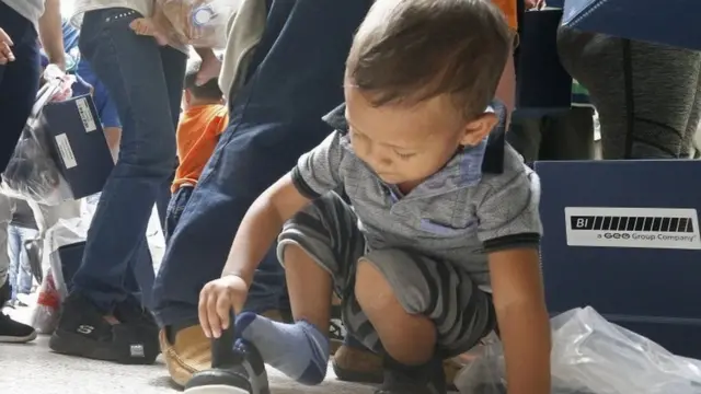 niño jugando con su zapato