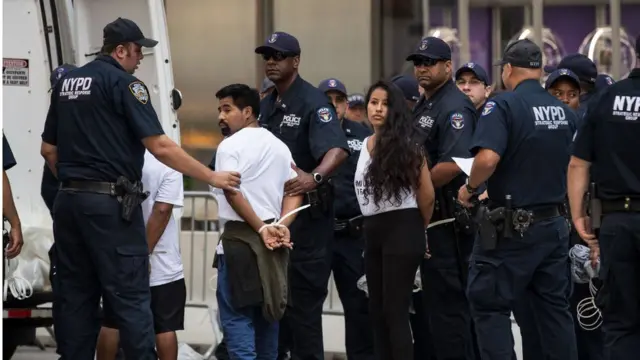La Policía de Nueva York detiene a varias personas por bloquear el tráfico en la Quinta Avenida.