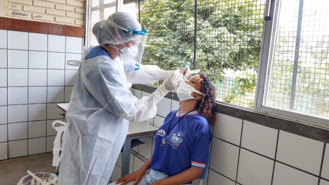 Testagem de aluna em escola de Salvador, nesta quarta