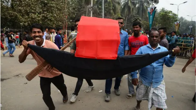 দল থেকে অনুপ্রবেশকারীদের সরিয়ে দেয়ার কথা বলা হচ্ছে।