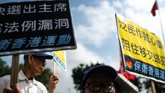 立法会大楼外有支持修例的团体游行。