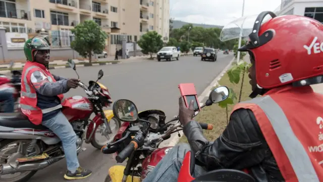 Umumotari wo mu mujyi wa Kigali ukoresha interineti kuri telefone igendanwa