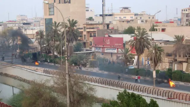 إطارات السيارات انتشرت في شوارع البصرة