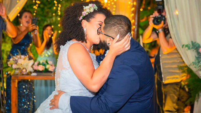 Kathleen e Victor dando o primeiro beijo no dia do casamento