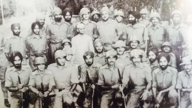 பிரதமர் லால் பகதூர் சாஸ்திரியுடன் டோக்ரய் போரில் பங்கேற்ற வீரர்கள். சாஸ்திரியின் பின்னால் நிற்கிறார் கர்னல் டெஸ்மாண்ட் ஹேட்.