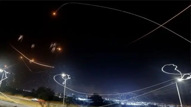 Dushda yalangoch etuk Lois bilan porno