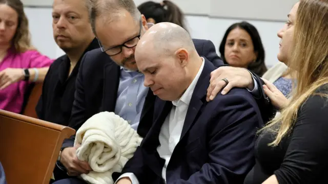 Ryan Petty da consuelo a Ilan Alhadeff, padres de Aliana Petty y Alyssa Alhadeff.