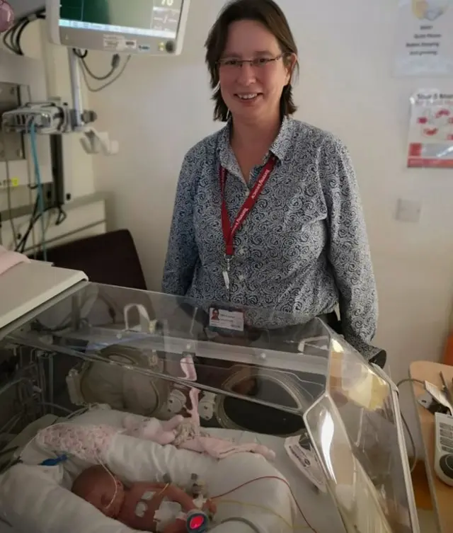 Porofeseri Quenby yagezeho agira ubutwari bwo gusura Ivy mu bitaro