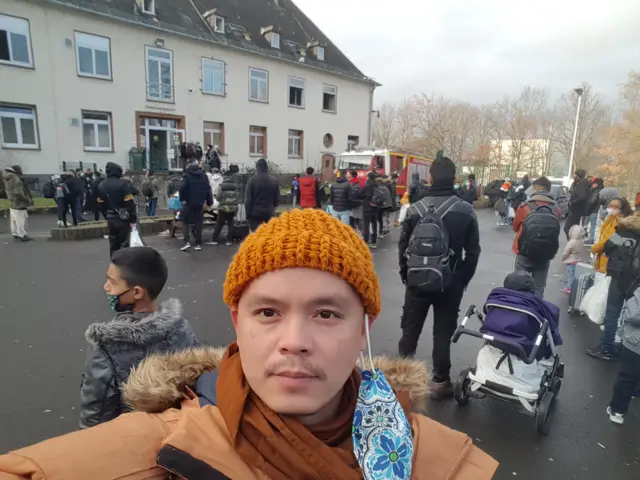 พระปัญญา สีสัน ในค่ายผู้ลี้ภัยที่กักตัวโควิด