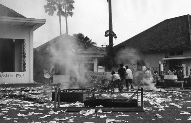 13 Oktober 1965: Sekelompok mahasiswa Muslim membakar markas Pemuda Rakyat di Jakarta.