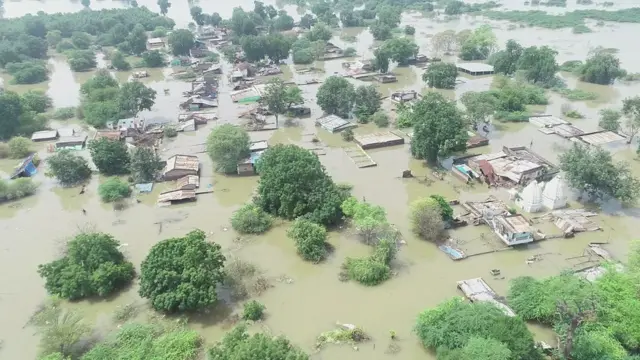 પાણીમાં ઘરો ડૂબ્યાં