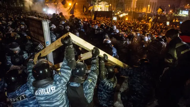 Сутички правоохоронців із протестувальниками