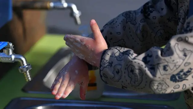 করোনা থেকে বাঁচতে ভাল করে হাত ধোয়ার পরামর্শ দেয়া হচ্ছে গোড়া থেকেই।