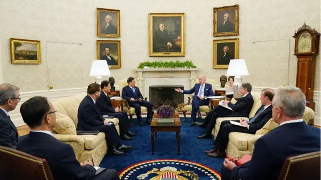 문재인 대통령과 조 바이든 미국 대통령이 지난 5월 21일 오후(현지시간) 워싱턴 백악관 오벌오피스에서 소인수회담을 갖고 있다