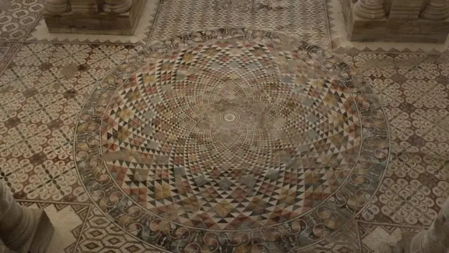 لوحة فسيفساء أرضية