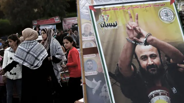 بوستر في غزة يظهر البرغوثي بقيود السجن