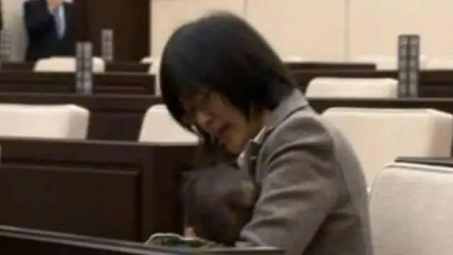 Mbunge wa Japan Yuka Ogata alipoingia bungeni na mwanae , mtoto wake alichukuliwa kama mgeni, ili hali wageni hawaruhusiwi kuhudhuria vikao vya bunge