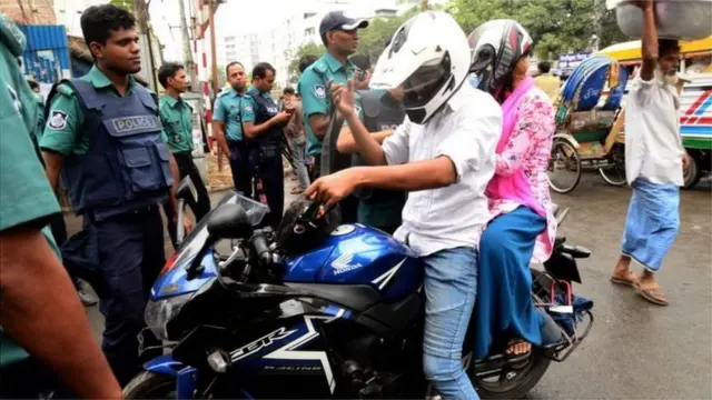 মোটার সাইকেল ও পুলিশ