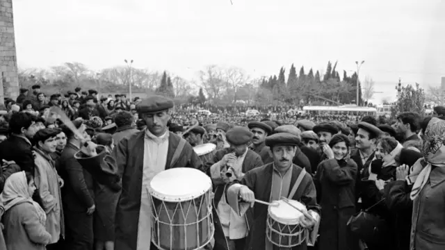 1968 йил, Баку. Баҳор байрамини нишонлаётган одамлар