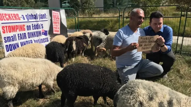 Минулого тижня Едді Ойґур (ліворуч) і австралійський сенатор Нік Ксенофон протестували проти Deckers у США