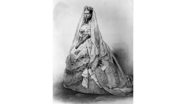 Gaun pernikahan yang dipakai oleh Putri Alexandra pada pernikahannya dengan Pangeran Edward pada 1863.