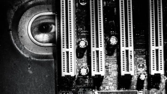 Ojo mirando a través de un dispositivo tecnológico.