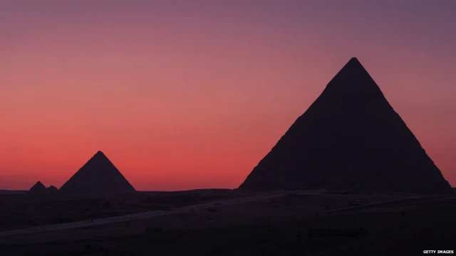 लाल सामान और पिरामिड