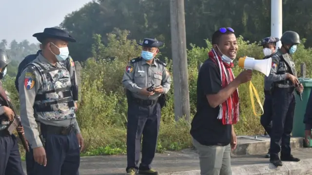 ဒီဇင်ဘာ ၁၀ ရက် လှုပ်ရှားမှု ဦးဆောင်သူသုံးဦးကို ချက်ချင်းဖမ်းဆီးခဲ့ပြီး ညနေပိုင်းမှာ အာမခံနဲ့ ပြန်လွှတ်ပေးခဲ့ပါတယ်။
