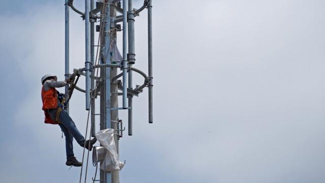 秘鲁利马一名工人在半空中安装移动通信基站（29/11/2018）