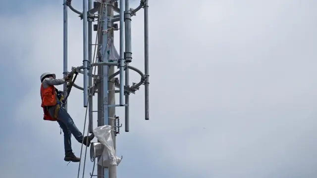 秘鲁利马一名工人在半空中安装移动通信基站（29/11/2018）