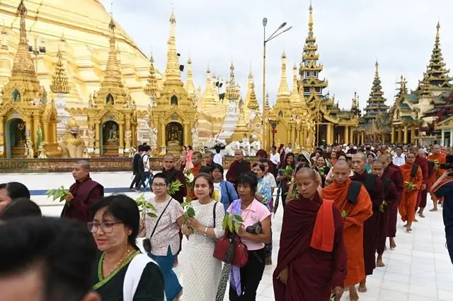 ဦးဝီရသူကို ထောက်ခံသူတွေ ရွှေတိဂုံ စေတီမှာ ဆုတောင်းပေးစဉ်